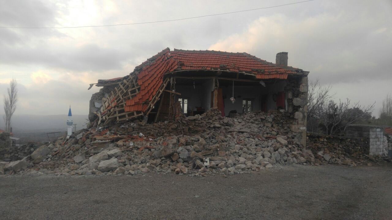 FOTO:İHA - Sabahki sarsıntıda Bayırköy'deki birçok ev hasar görmüş ahırdaki hayvanlar telef olmuştu. 