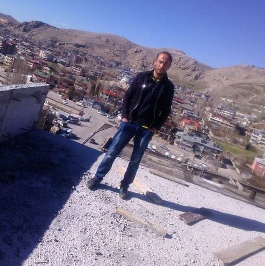 FOTO:DHA Remzi Ersu çalıştığı inşaatta kuzenine böyle poz vermişti.