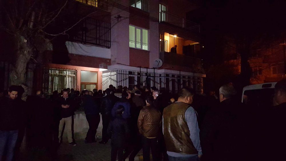 FOTO:DHA - Acı haberi duyan yakınları eve akın etti.