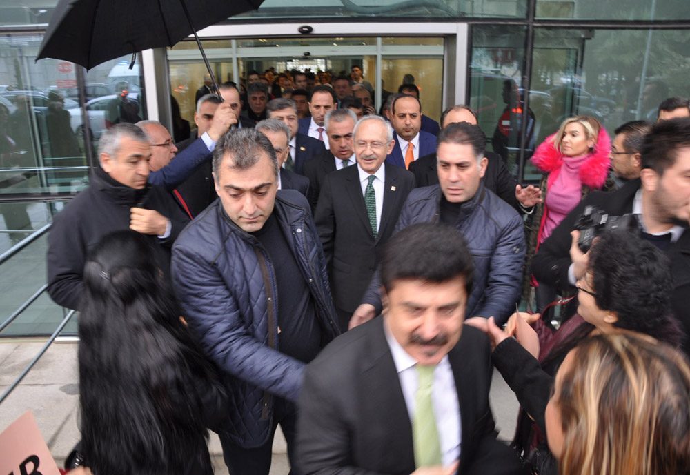FOTO:İHA - Kılıçdaroğlu, İzmir'e gelişinde CHP'liler tarafından karşılandı.