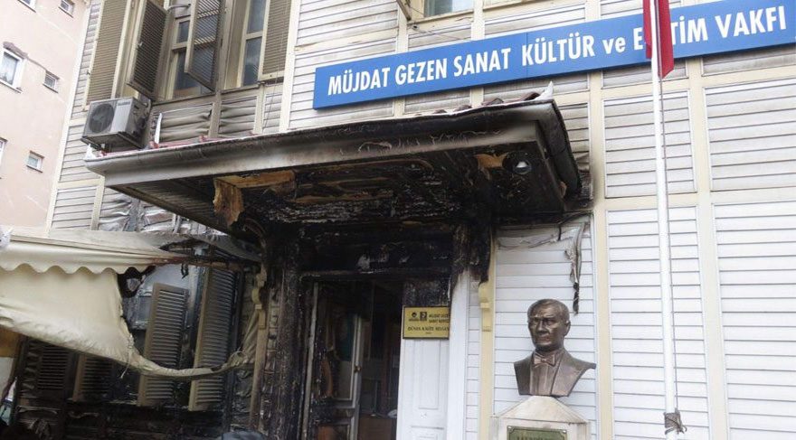 MSM'ye yapılan saldırıya tepkiler büyüyor. Kimliği belirsiz bir şahıs tarafından, Müjdat Gezen Sanat Merkezi’ne yapılan saldırı sosyal medyanın da gündemi oldu.