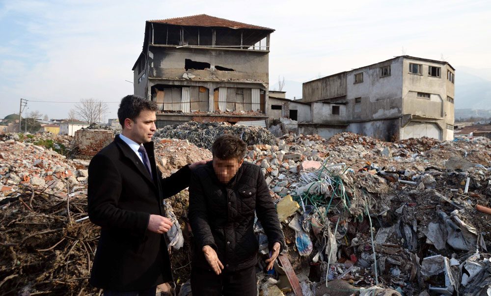 FOTO:İHA -Muhtar yanına gazetecileri de alarak bölgedeki uyuşturu bağımlılarını ziyaret etmişti.
