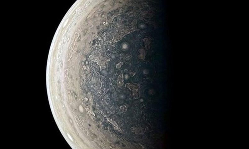 Amerikan Uzay ve Havacılık Dairesi’nin (NASA), Güneş Sistemi’nin en büyük gezegeni Jupiter’i araştırmak üzere fırlattığı Juno Uzay Aracı, gezegenin ender görülen güney kutbunun fotoğrafını yayınladı.