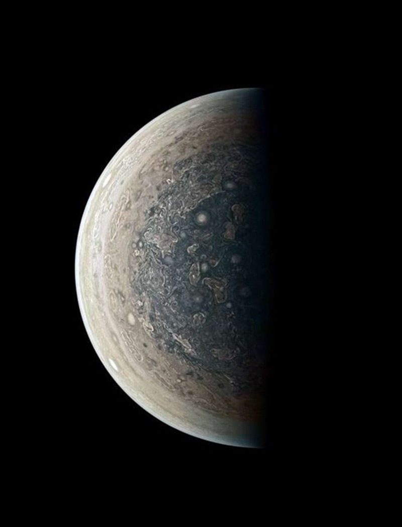 Bilim adamı Roman Tkachenko ise, Juno’dan gelen verileri işleyerek bu muhteşem görüntüyü oluşturdu.