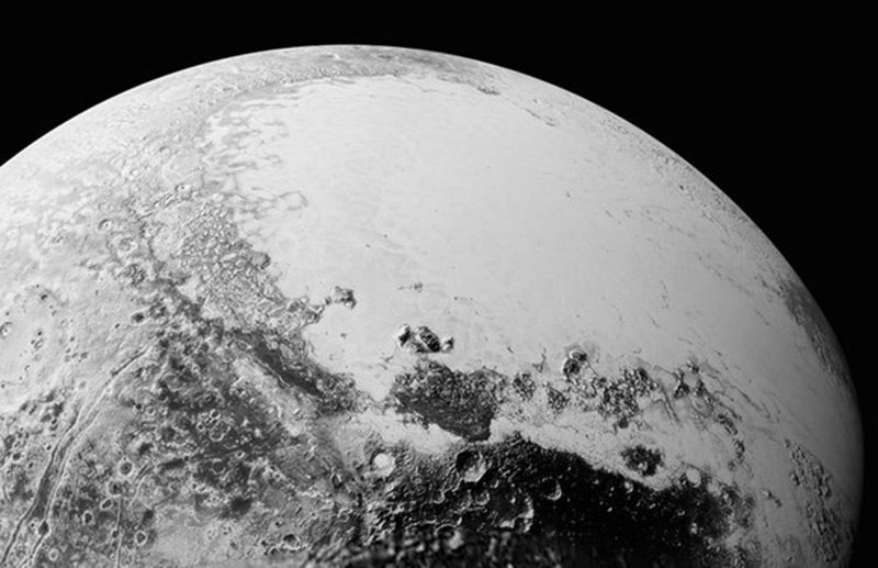 Amerikan Havacılık ve Uzay Dairesi (NASA), uzay aracı "New Horizons" (Yeni Ufuklar) tarafından çekilen, "gizemli gezegen" olarak bilinen Plüton'un yeni fotoğraflarını yayımladı. Plüton'un son fotoğraflarında gezegenin yüzeyinde kum tepecikleri olduğu sanılan yükseltiler, vadiler ve yüzen buz kütleleri olduğu görülüyor.