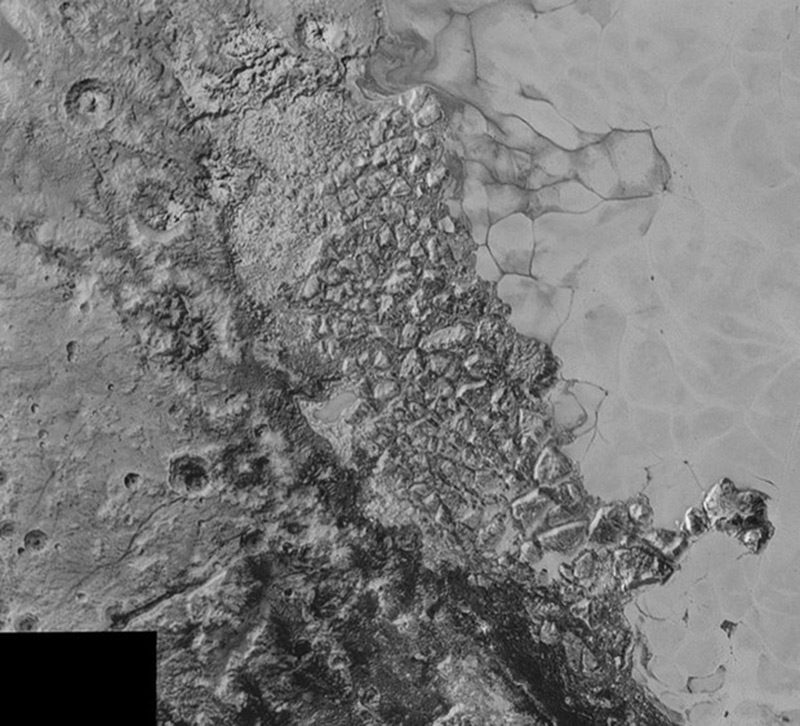 NASA'nın geçen ay sonunda yayınladığı fotoğraflarda da Plüton'un bazı bölgelerinde hareket eden buz kütleleri ve etrafında puslu bir katmanın bulunduğu görülüyordu.