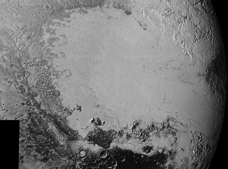 "New Horizons" ekibinden araştırmacılar daha önce Plüton'da dağ benzeri yapıların bulunduğunu ve buzlarla kaplı dağların 3 bin 400 metrelik yüksekliğe sahip olduğunu açıklamıştı. Dağların yaşının 100 milyon yıldan daha genç olduğunu tahmin eden araştırmacılar, "Bu da cüce gezegenin jeolojik olarak aktif olduğunu gösteriyor" değerlendirmesi yapmıştı.