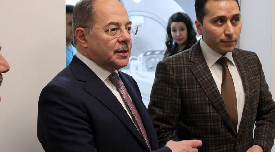 FOTO:İHA - Mersin'de gazetecilerin sorularını yanıtlayan Sağlık Bakanı Recep Akdağ, sigara yasakları konusunda açıklamalarda bulundu.