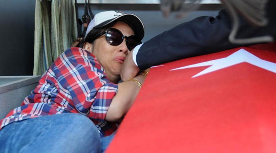 FOTO:DHA - Şehit eşi, tabutun yanına böyle uzanıp dua etmişti.