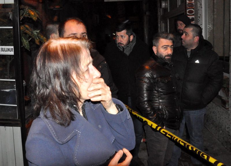 FOTO:DHA - Oğlunun kaldığı evin yangını gören anne sinir krizleri geçirdi.