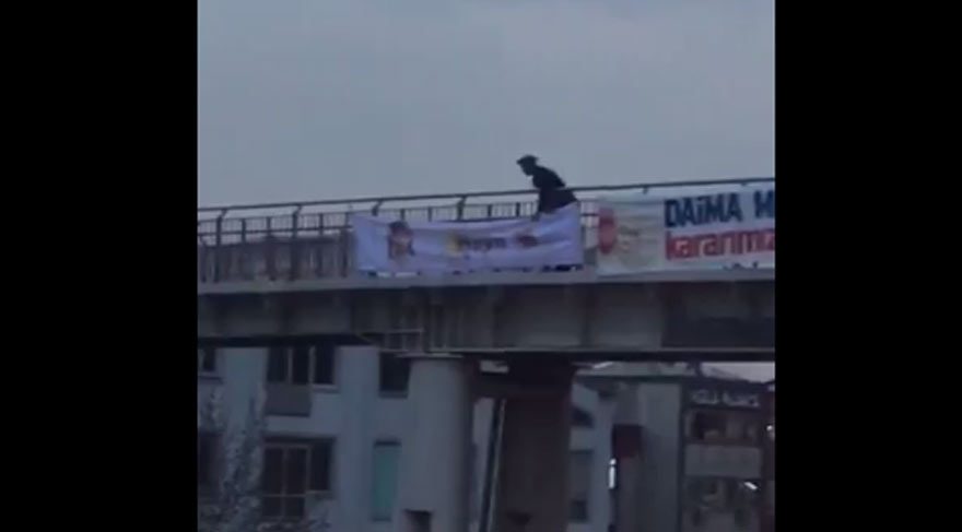 Skandal görüntü! 'Hayır' yazılı pankartı söküp attı