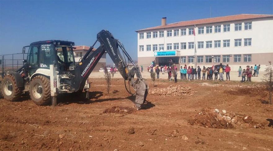 VİRANŞEHİR'DE '63 BİN ÖĞRENCİYE 63 FİDAN' KAMPANYASI HIZ KESMEDEN DEVAM EDİYOR.