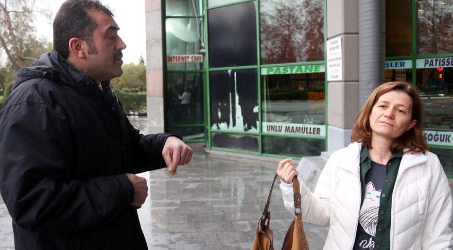 Foto: DHA - Marmaris Toplum Sağlığı Merkez'inde görevli doktor Sevim Sütçüoğlu (sağda), şehirlerarası otobüsle yolculuk yaptığı sırada dağlık alanda trafik kazasına tanık olunca araçtan inerek yaralılara müdahale etti. Otobüsün şoförü Mehmet İskender (solda) telefonla ulaşamadığı doktoru dağ başında bırakarak yoluna devam etti.