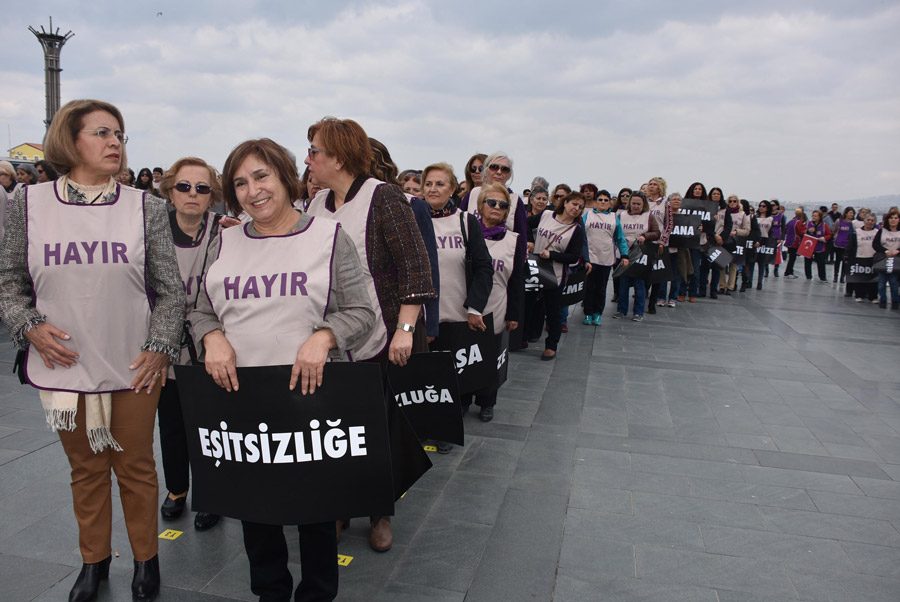 FOTO:DHA - CHP lideri Kemal KIlıçdaroğlu'nun eşi Selvi Kılıçdaroğlu da (en önde solda) eyleme destek verdi.