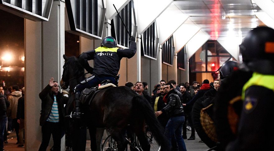 Hollanda polisi protesto düzenleyen Türklere saldırdı