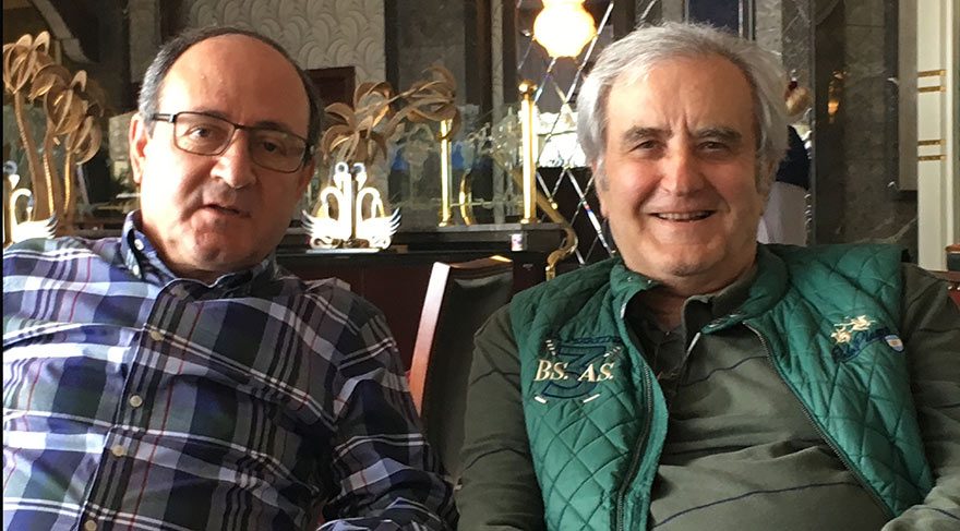 YEREL GAZETELERİ VAR Tibuk'un yönettiği holdingin Kıbrıs'ta yayınladığı günlük gazete var. Adı &ldquo;Diyalog&rdquo; olan gazetenin tirajı 4 bin civarında... Fotoğrafta Tibuk, gazetenin Genel Yayın Müdürü Reşat Akar ile görülüyor. 
