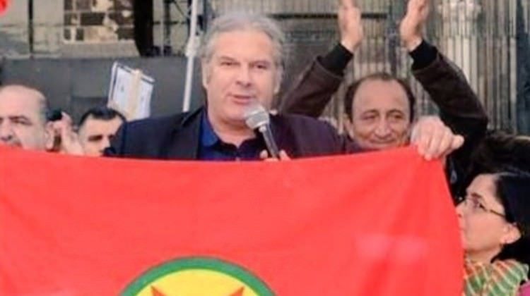 Erdoğan, Avrupa Konseyi seçim gözlemciler heyeti üyesi olarak Türkiye'ye gelen Andrej Hunko'nun PKK sözde bayrağı ile fotoğrafını gösterdi. 