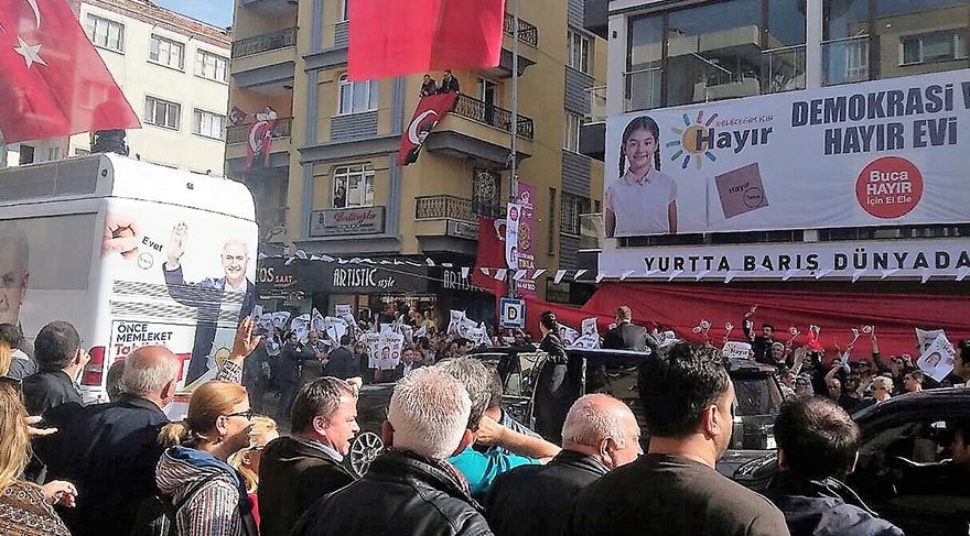 Binali Yıldırım’a İzmir’de büyük şok! Hayır pankartıyla karşılandı