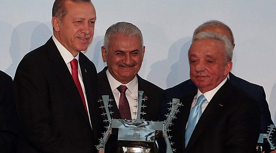 FOTO:DHA - Üçüncü havalimanı inşaatının da ortaklarından olan Mehmet Cengiz'e Cumhurbaşkanı Erdoğan plaket takdim etmişti. 
