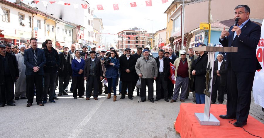 FOTO:DHA - Bakan Yılmaz'ı böyle dinledi.