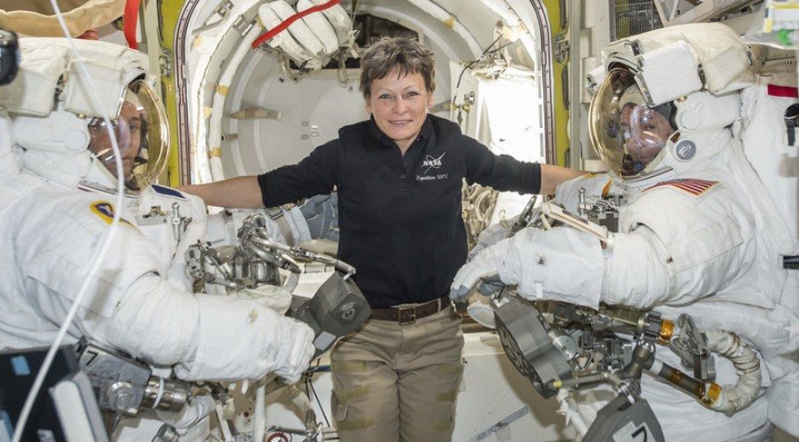 NASA'nın uzayda kalma rekorunu bir kadın astronot kırdı