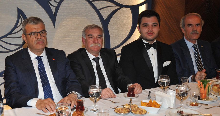 FOTO:DHA/ Geceye Başbakan Yardımcısı Veysi Kaynak, dünürü Necati Uğur Öztürk'le birlikte katıldı.