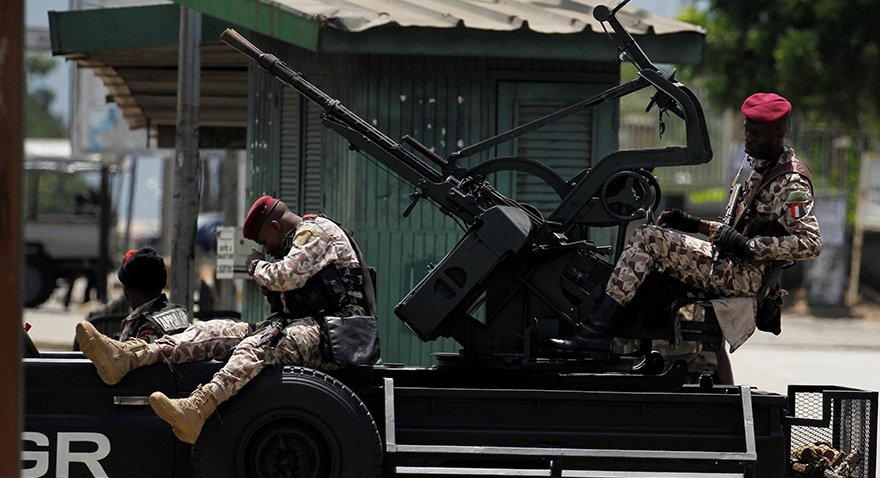 Başkent Abuja'da başkanlık sarayını koruyan askerler. Fotoğraf: Reuters