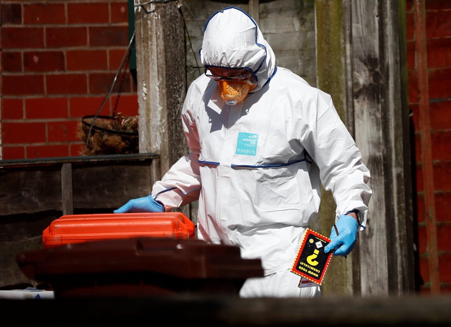 FOTO: REUTERS/ İntihar bombacısının Güney Manchester'daki evine baskın düzenleyen polis, 