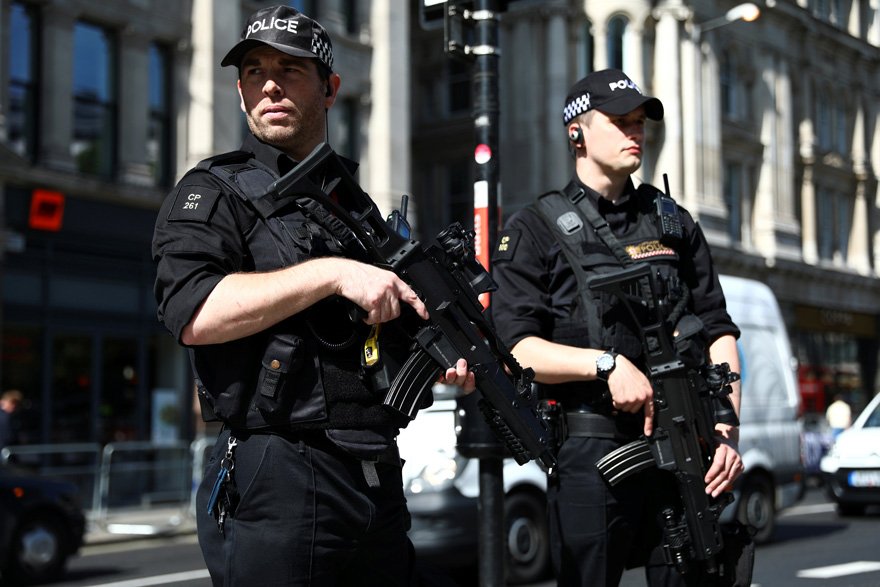 FOTO: REUTERS/ İngiltere sokaklarında güvenliği silahlı polisler sağlıyor. Ancak bugün gelen açıklamayla polislerin yanı sıra askerlerin de sokağa ineceği belirtildi.