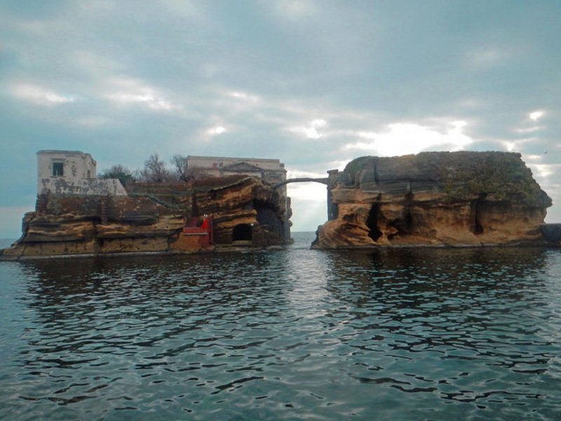 Akdeniz'in en garip adalarından biri, İtalya'nın Napoli şehrinde bulunuyor.