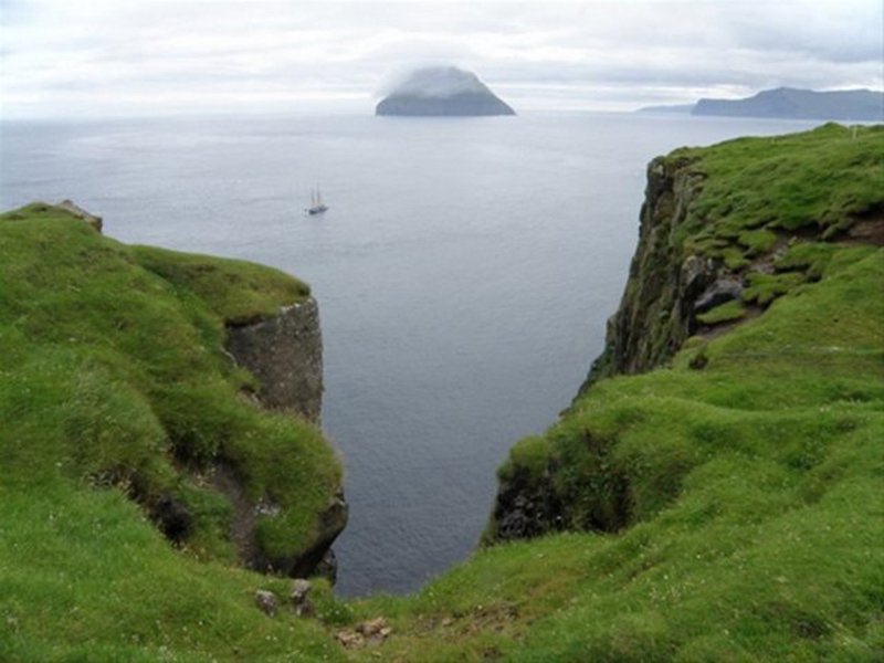 Denizin ortasındaki küçük adanın oldukça ilginç bir özelliği var. İzlanda ile Faroe Adaları'nın ortasında bulunan minik ada, tepesinde bulunan bulutla tanınıyor.