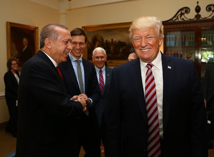 Cumhurbaşkanı Tayyip Erdoğan ile ABD lideri Trump'ın damadı Jared Kushner'in el sıkıştığı o an objektiflere böyle yansıdı.