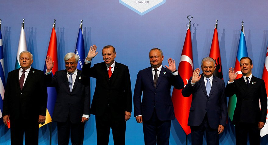 Soldan sağa: Azerbaycan Parlamento Sözcüsü Asadov, Yunanistan Cumhurbaşkanı Pavlopulos, Cumhurbaşkanı Erdoğan, Moldova Başkanı Igor Dodon, Başbakan Binali Yıldırım ve Rusya Başbakanı Dimitry Medvedev. Fotoğraf: Reuters