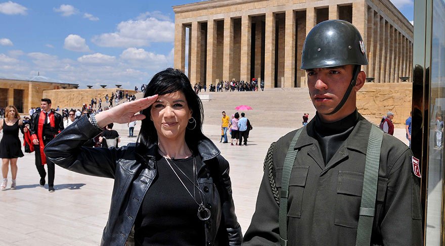 ‘BABAM HER MİLLİ BAYRAMDA BİZİ GETİRİRDİ' Doğma büyüme Ankaralı olan Arslan, “Canım babacığım, her milli bayramda bizi mutlaka Anıtkabir'e getirdi” dedi.