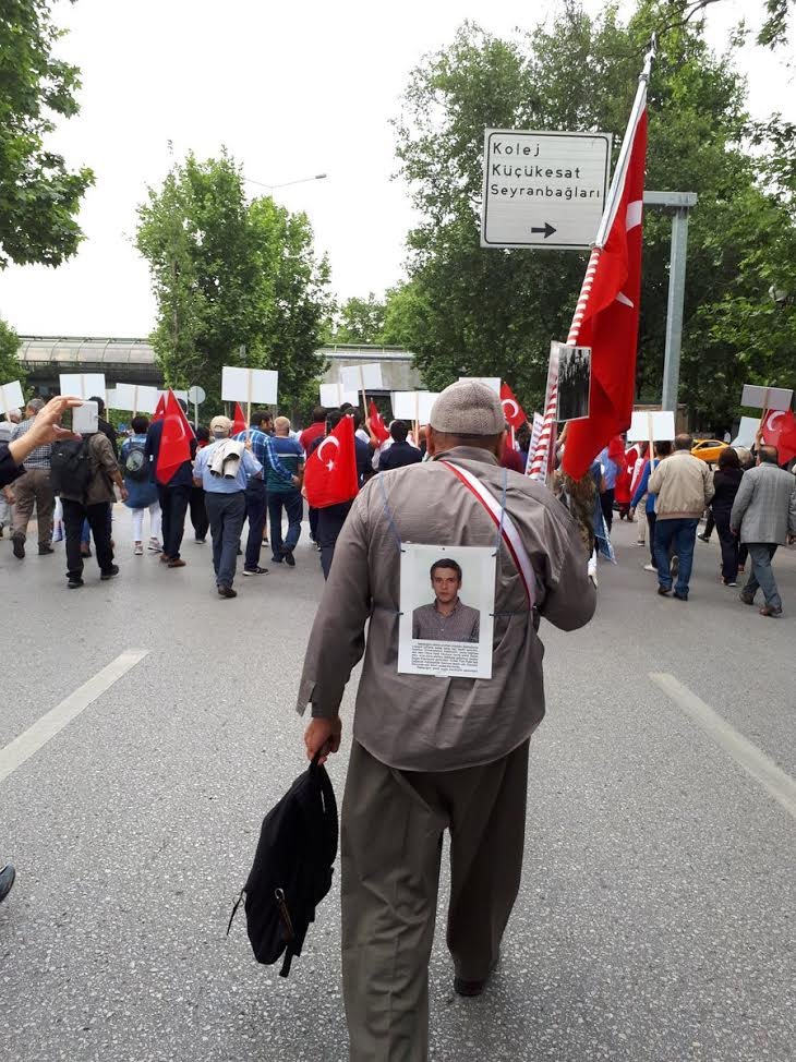 Veysel Amca Ankara'daki yürüyüşte de böyle görüntülendi.