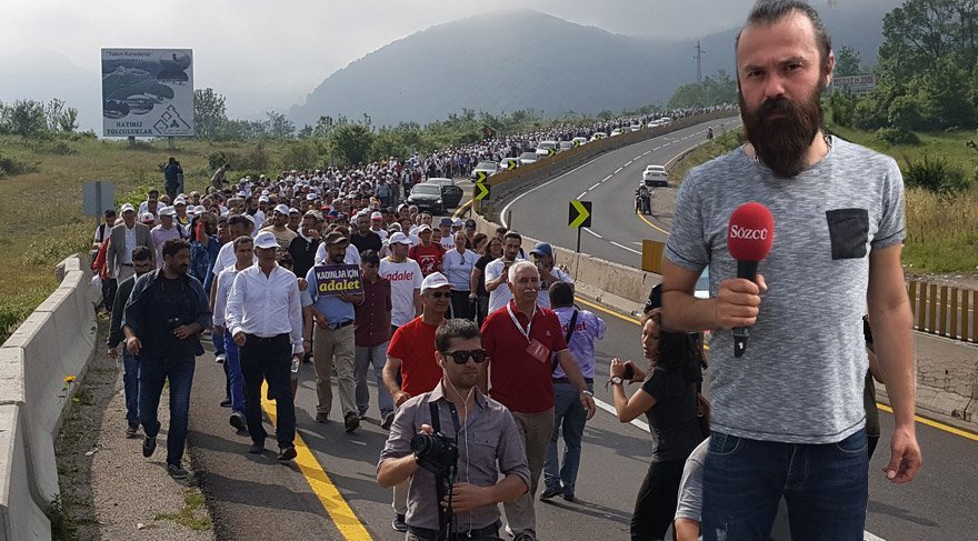Sözcü Gazetesi İstihbarat Şefi Bora Erdin yürüyüşü takip ediyor.