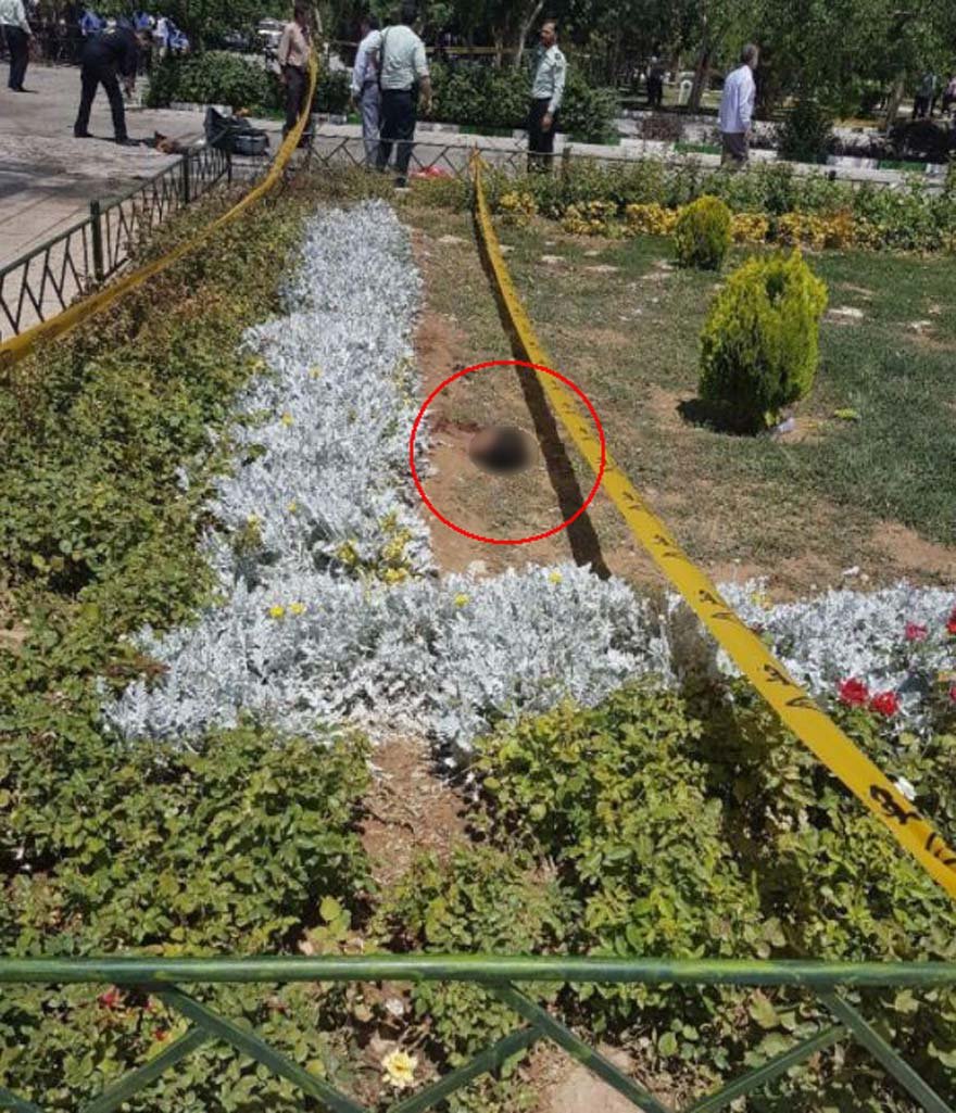 İran İslam devriminin lideri Ayetullah Humeyni'nin mezarında kendini patlatan intihar saldırganının kafası koptu.