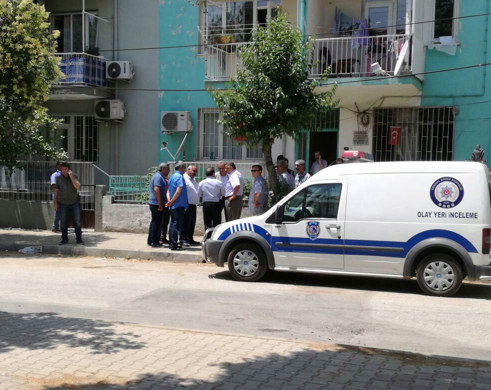 Olayı duyan vatandaşlar polisin geniş güvenlik önlemleri aldığı, Ceylin'in cansız bedeninin bulunduğu evin önünde toplandı.