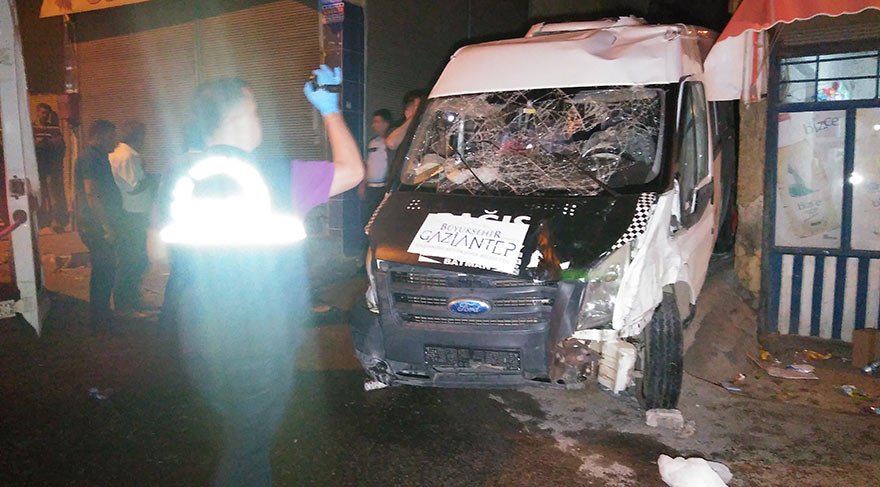 Minibüs, sokakta oturanları ezdi: 3 ölü, 7 yaralı