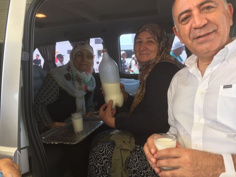 FOTO:SÖZCÜ - Sakaryalılar korteje su ve ayran ikram etti.