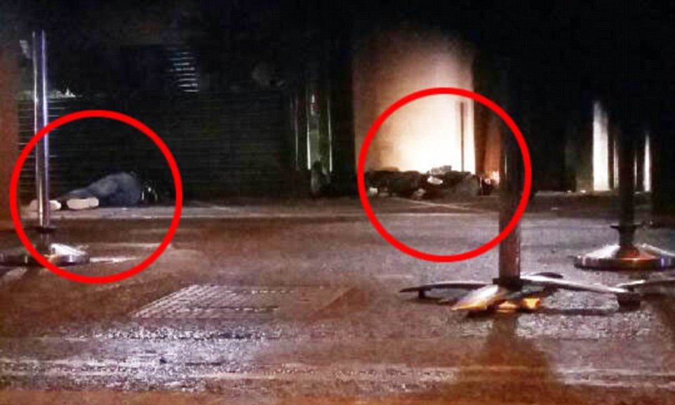 FOTO: DAILY MAIL/ Terörist oldukları tahmin edilen iki şahsın cansız bedenleri... Yer Borough Market semti.