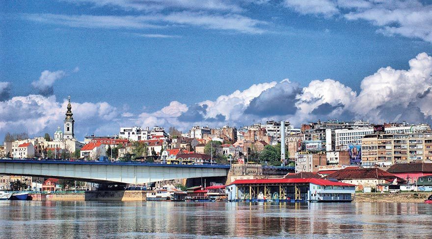 İki saat kadar süren gösteri, çevredeki vatandaşlardan da büyük ilgi gördü ve alkış topladı.