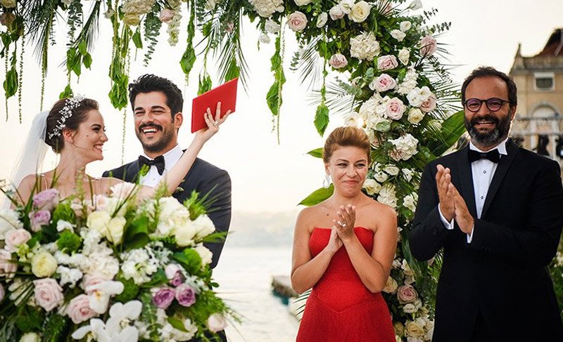 Burak Özçivit, Fahriye Evcen’e taşındı