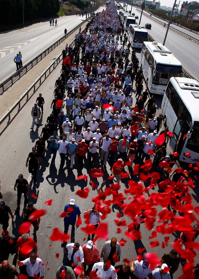 FOTO:Reuters - Kortej günü yine 'güllerle' başladı.