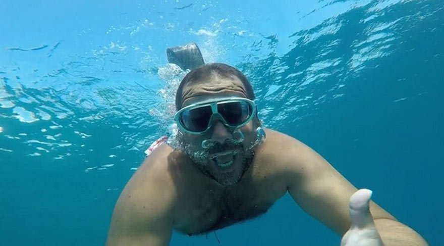 Ata Demirer deniz altında şarkı söyledi
