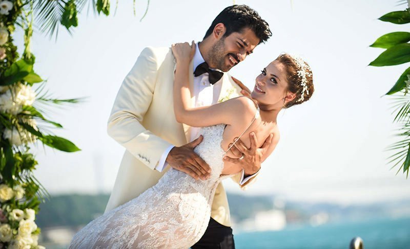 Burak Özçivit babası Ceyhan Özçivit ile birlikte fotoğrafını paylaştı