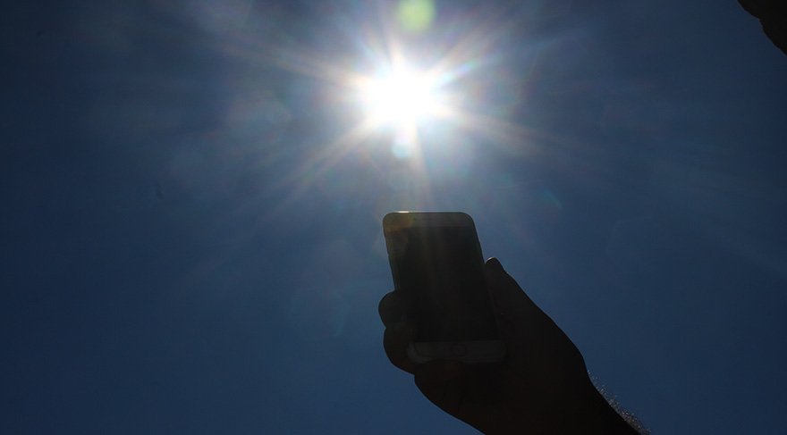 Sıcaklar devam ederken önemli haber: Cep telefonunuzu ‘Güneş' çarpabilir!