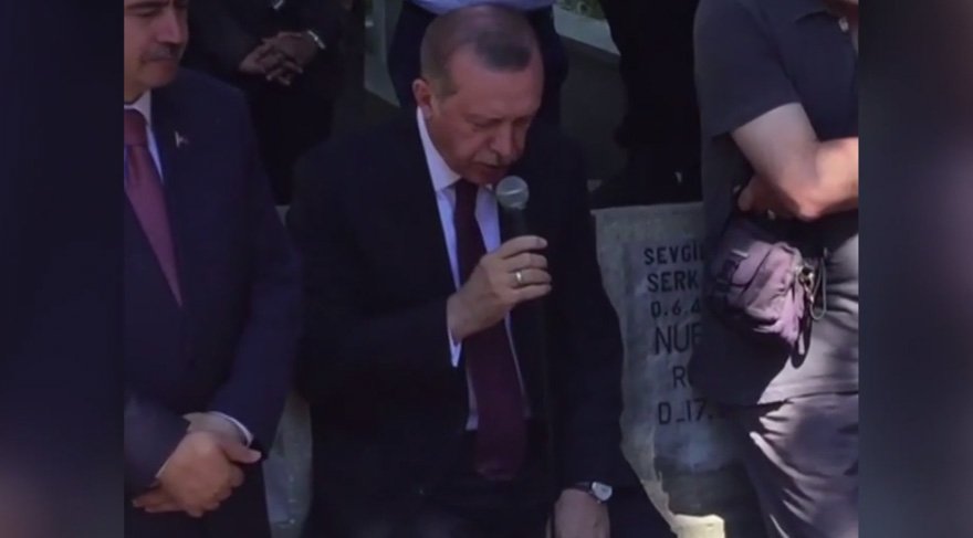 Erdoğan şehitlikte Kuran okudu