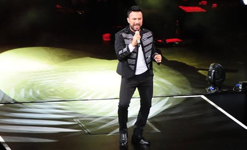 Megastar Tarkan, sahnede aşka geldi