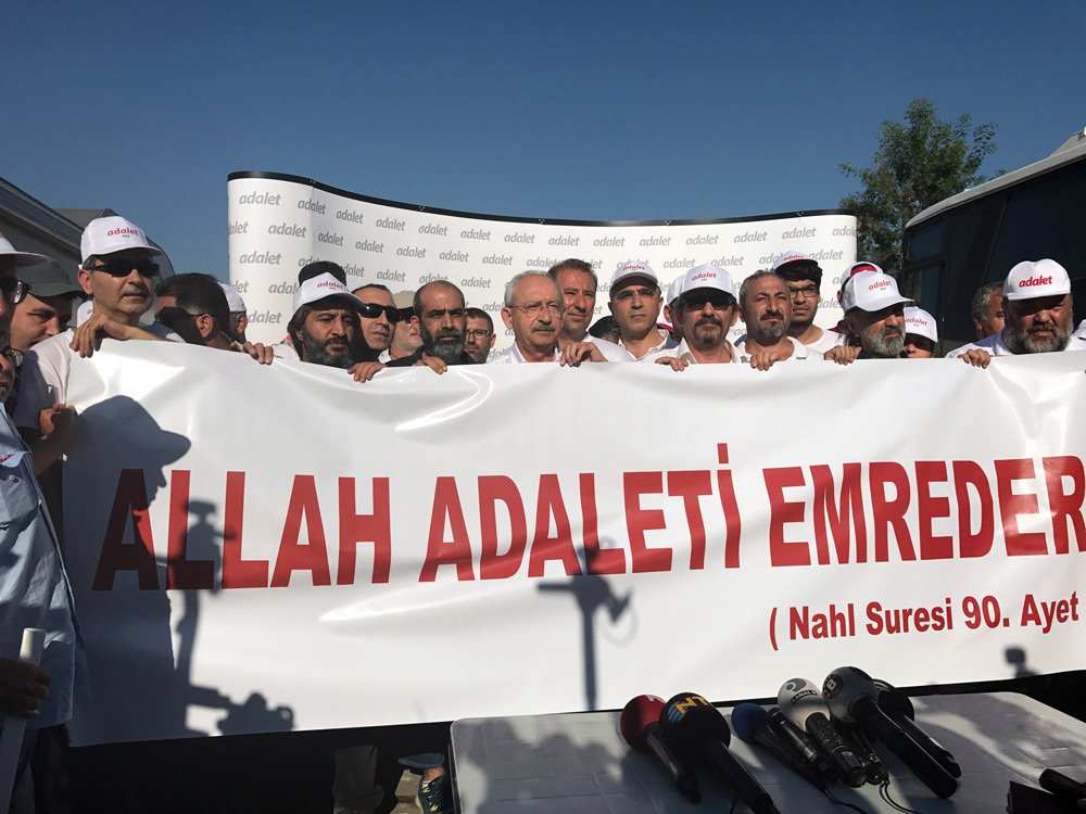 FOTO:İHA - Kendilerini 'Antikapitalist Müslümanlar' olarak nitelendiren bir grup,, 'Allah adaleti emreder' yazılı pankart açtı.